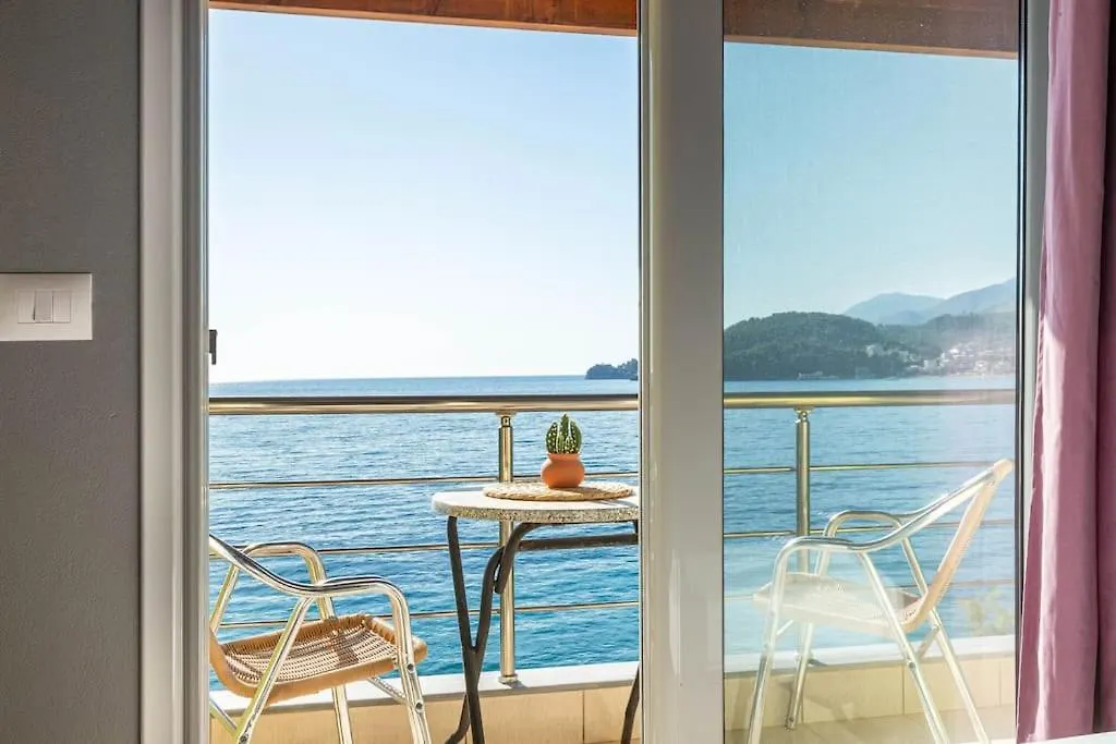 Potam'Sea Bliss 32 - Beach Front, Sun Beds & Parking Himare Apartment